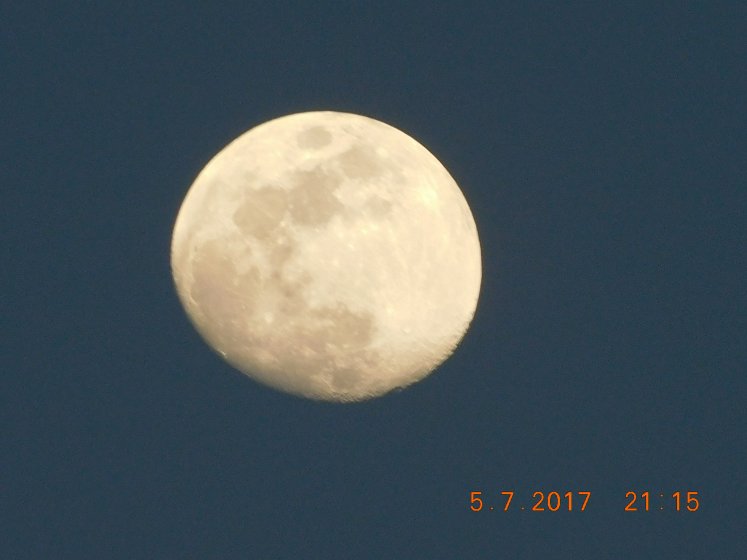 Moon with B700 | DPReview Forums