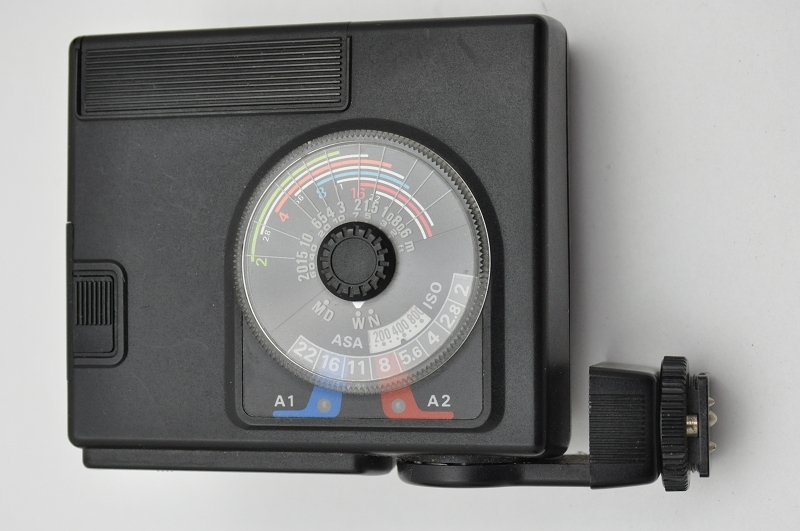 How does the Nikon FE2 communicate with the SB-15 flash unit